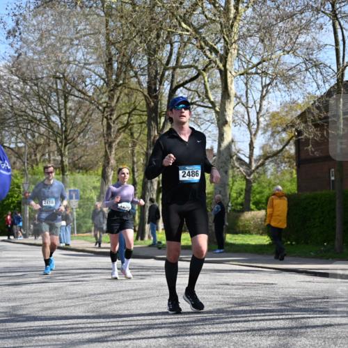 12.04.2026 - 45. Internationalen Wilhelmsburger Insellauf J. Mangold http://msf.ph/oto/9469098 12.04.2026 11:13:46 Ziel 2527, 2526, 2726, 2410, 3330, 2486, 3202, 4548, 2404, 4982 meine-sportfotos.de
