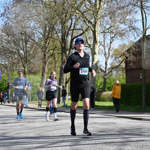 12.04.2026 - 45. Internationalen Wilhelmsburger Insellauf J. Mangold http://msf.ph/oto/9469100 12.04.2026 11:13:46 Ziel 2527, 2526, 2726, 2410, 3330, 2486, 3202, 4548, 2404, 4982 meine-sportfotos.de