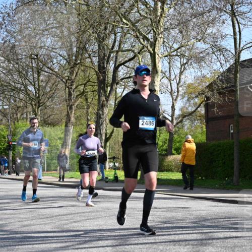 12.04.2026 - 45. Internationalen Wilhelmsburger Insellauf J. Mangold http://msf.ph/oto/9469103 12.04.2026 11:13:46 Ziel 2527, 2526, 2726, 2410, 3330, 2486, 3202, 4548, 2404, 4982 meine-sportfotos.de