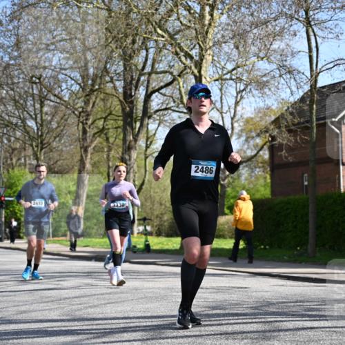 12.04.2026 - 45. Internationalen Wilhelmsburger Insellauf J. Mangold http://msf.ph/oto/9469105 12.04.2026 11:13:46 Ziel 2527, 2526, 2726, 2410, 3330, 2486, 3202, 4548, 2404, 4982 meine-sportfotos.de