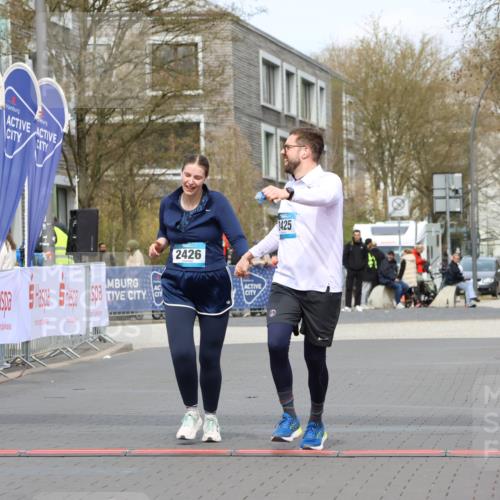 12.04.2026 - 45. Internationalen Wilhelmsburger Insellauf Strokosch-Dieckow http://msf.ph/oto/9469106 12.04.2026 13:43:22 Ziel 2425, 2426 meine-sportfotos.de