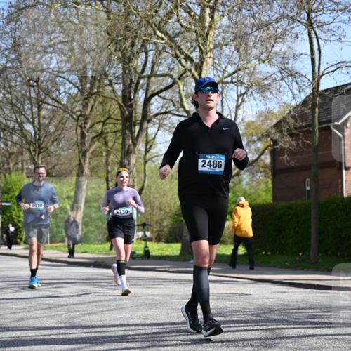 12.04.2026 - 45. Internationalen Wilhelmsburger Insellauf J. Mangold http://msf.ph/oto/9469107 12.04.2026 11:13:47 Ziel 2527, 2526, 2726, 2410, 3330, 2486, 3202, 4548, 2404, 4982 meine-sportfotos.de