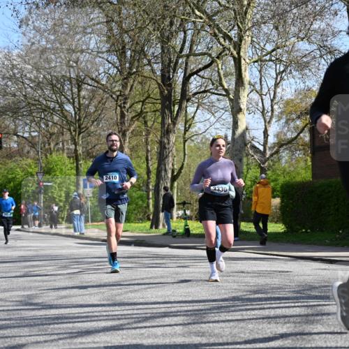 12.04.2026 - 45. Internationalen Wilhelmsburger Insellauf J. Mangold http://msf.ph/oto/9469113 12.04.2026 11:13:47 Ziel 2527, 2526, 2726, 2410, 3330, 2486, 3202, 4548, 2404, 4982 meine-sportfotos.de