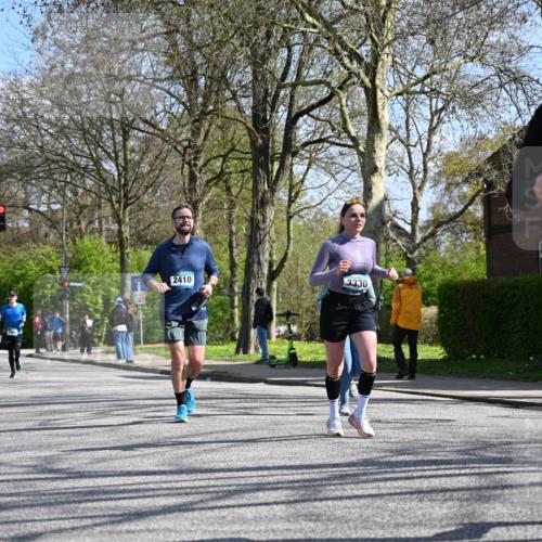 12.04.2026 - 45. Internationalen Wilhelmsburger Insellauf J. Mangold http://msf.ph/oto/9469114 12.04.2026 11:13:47 Ziel 2527, 2526, 2726, 2410, 3330, 2486, 3202, 4548, 2404, 4982 meine-sportfotos.de