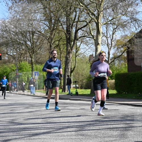 12.04.2026 - 45. Internationalen Wilhelmsburger Insellauf J. Mangold http://msf.ph/oto/9469119 12.04.2026 11:13:48 Ziel 2527, 2526, 2726, 2410, 3330, 2486, 3202, 4548, 2404, 2404, 4982 meine-sportfotos.de