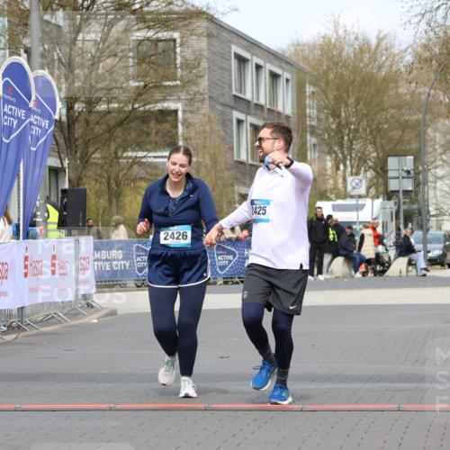 12.04.2026 - 45. Internationalen Wilhelmsburger Insellauf Strokosch-Dieckow http://msf.ph/oto/9469120 12.04.2026 13:43:22 Ziel 2425, 2426 meine-sportfotos.de