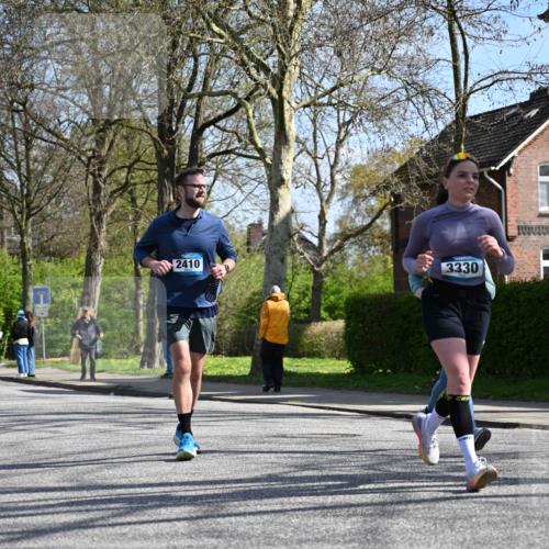12.04.2026 - 45. Internationalen Wilhelmsburger Insellauf J. Mangold http://msf.ph/oto/9469131 12.04.2026 11:13:49 Ziel 2527, 2526, 2726, 2410, 3330, 2486, 3202, 4548, 2404, 4982 meine-sportfotos.de