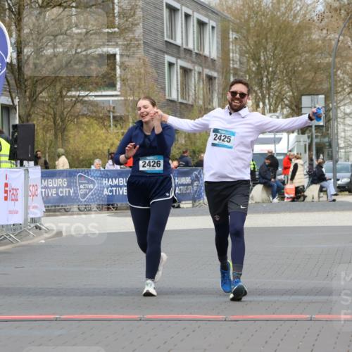 12.04.2026 - 45. Internationalen Wilhelmsburger Insellauf Strokosch-Dieckow http://msf.ph/oto/9469132 12.04.2026 13:43:21 Ziel 2425, 2426 meine-sportfotos.de