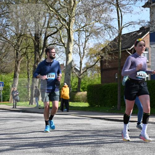 12.04.2026 - 45. Internationalen Wilhelmsburger Insellauf J. Mangold http://msf.ph/oto/9469135 12.04.2026 11:13:49 Ziel 2527, 2526, 2726, 2410, 3330, 2486, 3202, 4548, 2404, 4982 meine-sportfotos.de