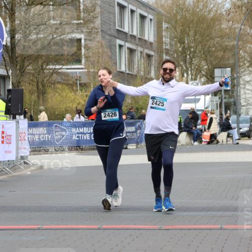 12.04.2026 - 45. Internationalen Wilhelmsburger Insellauf Strokosch-Dieckow http://msf.ph/oto/9469142 12.04.2026 13:43:21 Ziel 2425, 2426 meine-sportfotos.de