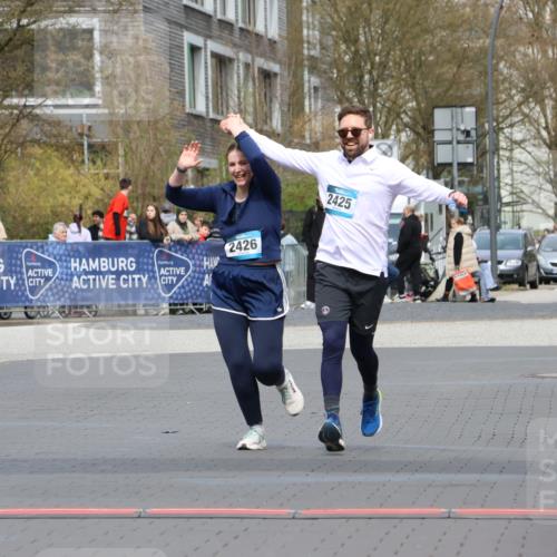 12.04.2026 - 45. Internationalen Wilhelmsburger Insellauf Strokosch-Dieckow http://msf.ph/oto/9469167 12.04.2026 13:43:20 Ziel 2425, 2426 meine-sportfotos.de