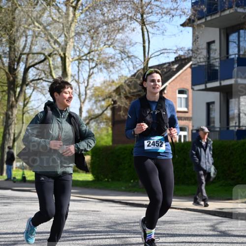 12.04.2026 - 45. Internationalen Wilhelmsburger Insellauf J. Mangold http://msf.ph/oto/9469202 12.04.2026 11:14:25 Ziel 2404, 4982, 3343, 2452, 3018, 2424, 2565, 3508, 2165 meine-sportfotos.de