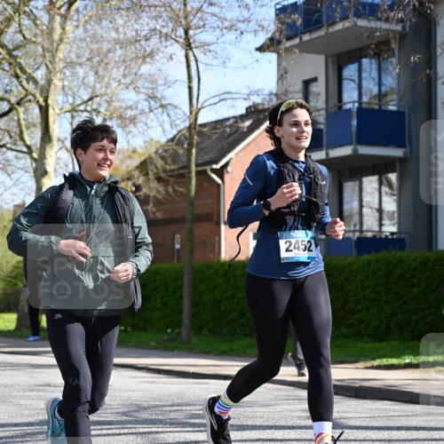 12.04.2026 - 45. Internationalen Wilhelmsburger Insellauf J. Mangold http://msf.ph/oto/9469207 12.04.2026 11:14:25 Ziel 2404, 4982, 3343, 2452, 3018, 2424, 2565, 3508, 2165 meine-sportfotos.de