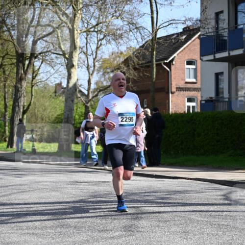 12.04.2026 - 45. Internationalen Wilhelmsburger Insellauf J. Mangold http://msf.ph/oto/9469292 12.04.2026 11:15:36 Ziel 2561, 2343, 2295, 2467, 2468, 2296 meine-sportfotos.de
