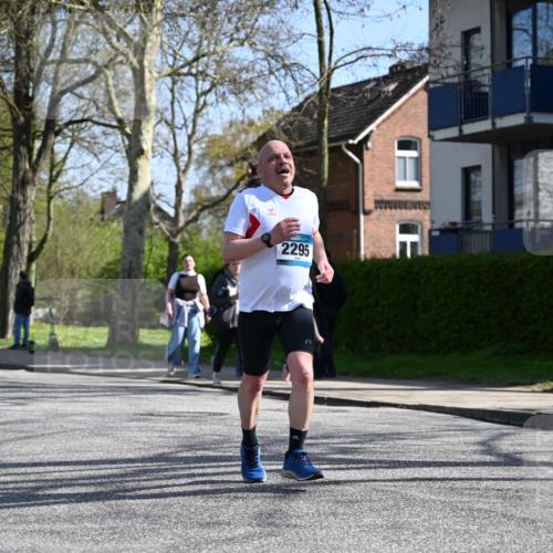 12.04.2026 - 45. Internationalen Wilhelmsburger Insellauf J. Mangold http://msf.ph/oto/9469294 12.04.2026 11:15:36 Ziel 2561, 2343, 2295, 2467, 2468, 2296 meine-sportfotos.de