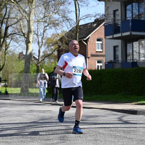 12.04.2026 - 45. Internationalen Wilhelmsburger Insellauf J. Mangold http://msf.ph/oto/9469298 12.04.2026 11:15:36 Ziel 2561, 2343, 2295, 2467, 2468, 2296 meine-sportfotos.de