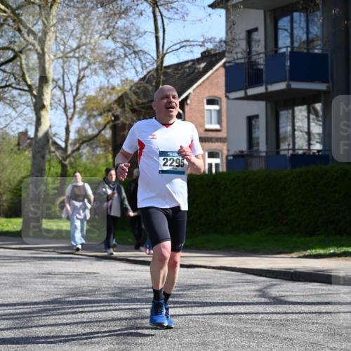 12.04.2026 - 45. Internationalen Wilhelmsburger Insellauf J. Mangold http://msf.ph/oto/9469301 12.04.2026 11:15:37 Ziel 2561, 2343, 2295, 2467, 2468, 2467, 2468, 2296 meine-sportfotos.de