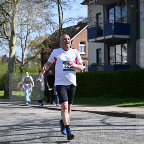 12.04.2026 - 45. Internationalen Wilhelmsburger Insellauf J. Mangold http://msf.ph/oto/9469302 12.04.2026 11:15:37 Ziel 2561, 2343, 2295, 2467, 2468, 2467, 2468, 2296 meine-sportfotos.de