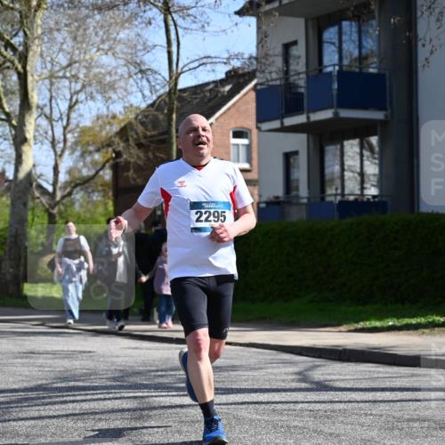 12.04.2026 - 45. Internationalen Wilhelmsburger Insellauf J. Mangold http://msf.ph/oto/9469303 12.04.2026 11:15:37 Ziel 2561, 2343, 2295, 2467, 2468, 2467, 2468, 2296 meine-sportfotos.de