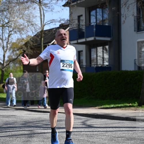 12.04.2026 - 45. Internationalen Wilhelmsburger Insellauf J. Mangold http://msf.ph/oto/9469307 12.04.2026 11:15:37 Ziel 2561, 2343, 2295, 2467, 2468, 2467, 2468, 2296 meine-sportfotos.de