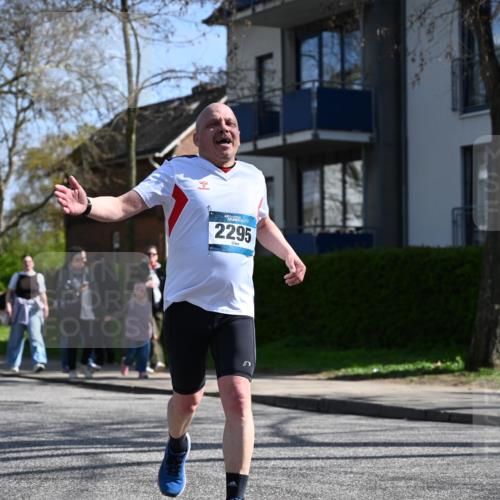 12.04.2026 - 45. Internationalen Wilhelmsburger Insellauf J. Mangold http://msf.ph/oto/9469310 12.04.2026 11:15:37 Ziel 2561, 2343, 2295, 2467, 2468, 2467, 2468, 2296 meine-sportfotos.de