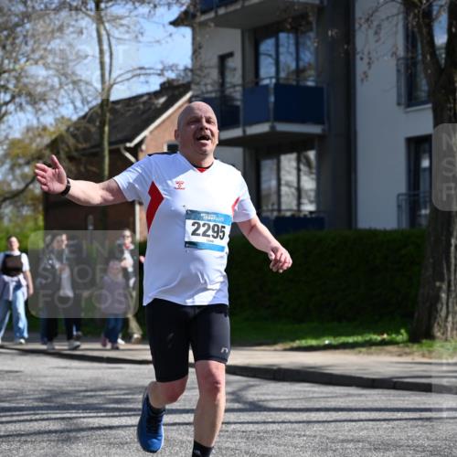 12.04.2026 - 45. Internationalen Wilhelmsburger Insellauf J. Mangold http://msf.ph/oto/9469312 12.04.2026 11:15:37 Ziel 2561, 2343, 2295, 2467, 2468, 2467, 2468, 2296 meine-sportfotos.de