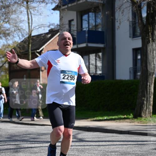12.04.2026 - 45. Internationalen Wilhelmsburger Insellauf J. Mangold http://msf.ph/oto/9469313 12.04.2026 11:15:37 Ziel 2561, 2343, 2295, 2467, 2468, 2467, 2468, 2296 meine-sportfotos.de