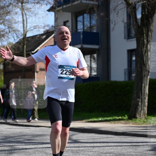 12.04.2026 - 45. Internationalen Wilhelmsburger Insellauf J. Mangold http://msf.ph/oto/9469314 12.04.2026 11:15:37 Ziel 2561, 2343, 2295, 2467, 2468, 2467, 2468, 2296 meine-sportfotos.de
