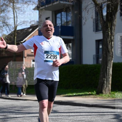 12.04.2026 - 45. Internationalen Wilhelmsburger Insellauf J. Mangold http://msf.ph/oto/9469315 12.04.2026 11:15:37 Ziel 2561, 2343, 2295, 2467, 2468, 2467, 2468, 2296 meine-sportfotos.de
