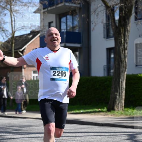 12.04.2026 - 45. Internationalen Wilhelmsburger Insellauf J. Mangold http://msf.ph/oto/9469316 12.04.2026 11:15:37 Ziel 2561, 2343, 2295, 2467, 2468, 2467, 2468, 2296 meine-sportfotos.de