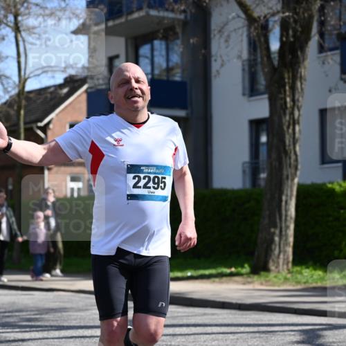 12.04.2026 - 45. Internationalen Wilhelmsburger Insellauf J. Mangold http://msf.ph/oto/9469318 12.04.2026 11:15:38 Ziel 2561, 2343, 2295, 2467, 2468, 2296 meine-sportfotos.de