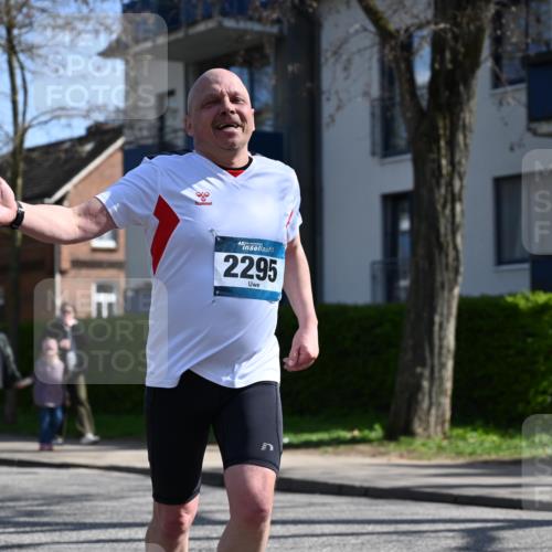 12.04.2026 - 45. Internationalen Wilhelmsburger Insellauf J. Mangold http://msf.ph/oto/9469321 12.04.2026 11:15:38 Ziel 2561, 2343, 2295, 2467, 2468, 2296 meine-sportfotos.de