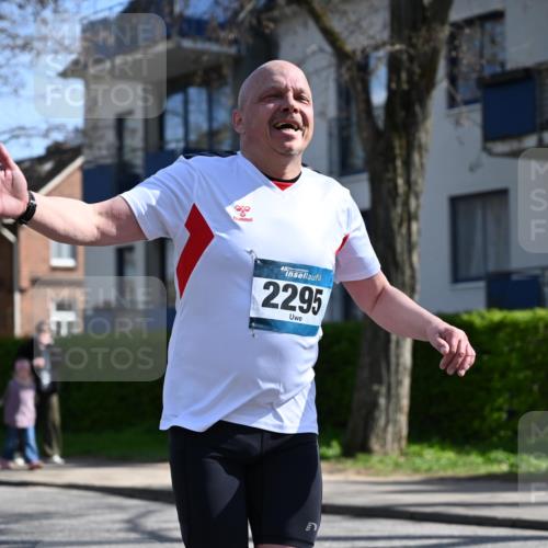 12.04.2026 - 45. Internationalen Wilhelmsburger Insellauf J. Mangold http://msf.ph/oto/9469324 12.04.2026 11:15:38 Ziel 2561, 2343, 2295, 2467, 2468, 2296 meine-sportfotos.de