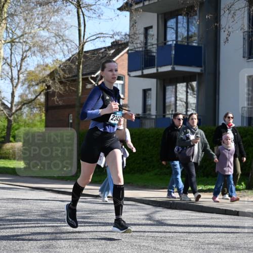 12.04.2026 - 45. Internationalen Wilhelmsburger Insellauf J. Mangold http://msf.ph/oto/9469338 12.04.2026 11:15:42 Ziel 2561, 2343, 2295, 2467, 2468, 2296 meine-sportfotos.de