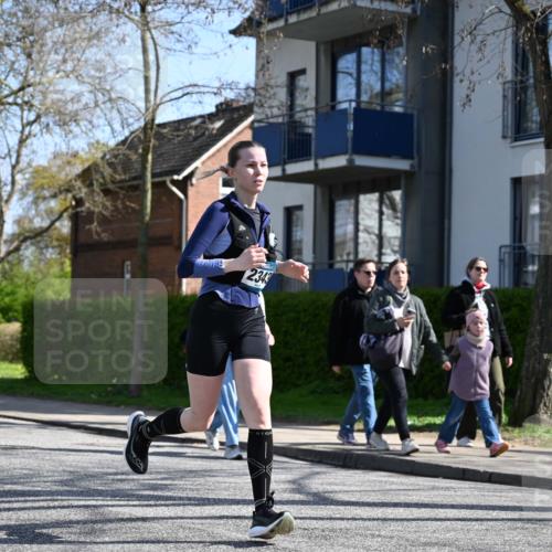 12.04.2026 - 45. Internationalen Wilhelmsburger Insellauf J. Mangold http://msf.ph/oto/9469340 12.04.2026 11:15:42 Ziel 2561, 2343, 2295, 2467, 2468, 2296 meine-sportfotos.de