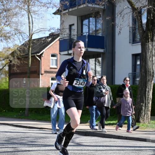 12.04.2026 - 45. Internationalen Wilhelmsburger Insellauf J. Mangold http://msf.ph/oto/9469342 12.04.2026 11:15:42 Ziel 2561, 2343, 2295, 2467, 2468, 2296 meine-sportfotos.de