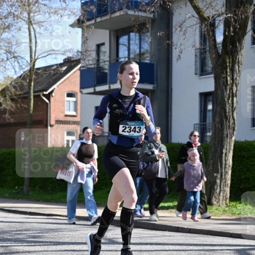12.04.2026 - 45. Internationalen Wilhelmsburger Insellauf J. Mangold http://msf.ph/oto/9469343 12.04.2026 11:15:43 Ziel 2561, 2343, 2295, 2467, 2468, 2296, 4497 meine-sportfotos.de