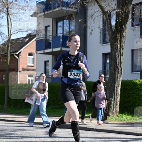 12.04.2026 - 45. Internationalen Wilhelmsburger Insellauf J. Mangold http://msf.ph/oto/9469346 12.04.2026 11:15:43 Ziel 2561, 2343, 2295, 2467, 2468, 2296, 4497 meine-sportfotos.de