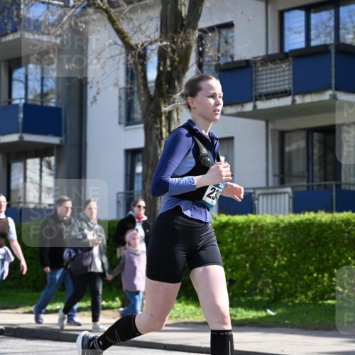 12.04.2026 - 45. Internationalen Wilhelmsburger Insellauf J. Mangold http://msf.ph/oto/9469351 12.04.2026 11:15:43 Ziel 2561, 2343, 2295, 2467, 2468, 2296, 4497 meine-sportfotos.de