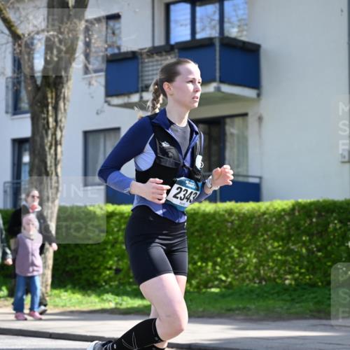 12.04.2026 - 45. Internationalen Wilhelmsburger Insellauf J. Mangold http://msf.ph/oto/9469355 12.04.2026 11:15:43 Ziel 2561, 2343, 2295, 2467, 2468, 2296, 4497 meine-sportfotos.de