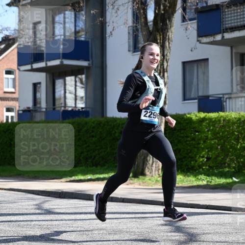 12.04.2026 - 45. Internationalen Wilhelmsburger Insellauf J. Mangold http://msf.ph/oto/9469380 12.04.2026 11:16:15 Ziel 2296, 4497, 3543, 2329, 5756, 3891, 3891, 4590, 2828, 2823 meine-sportfotos.de