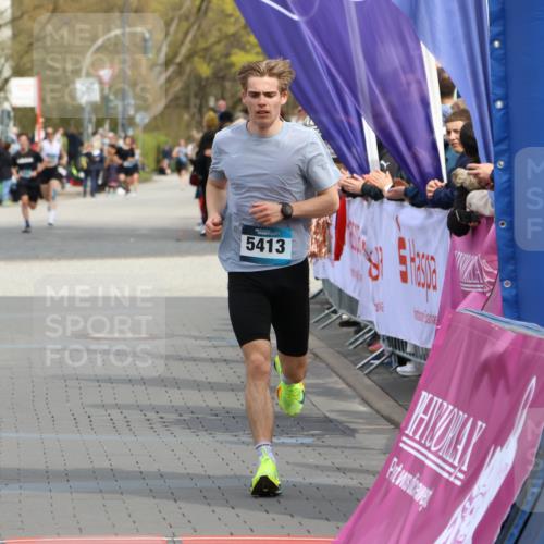 12.04.2026 - 45. Internationalen Wilhelmsburger Insellauf Strokosch-Dieckow http://msf.ph/oto/9469452 12.04.2026 12:50:21 Ziel 5527, 4505, 5146 meine-sportfotos.de
