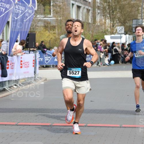 12.04.2026 - 45. Internationalen Wilhelmsburger Insellauf Strokosch-Dieckow http://msf.ph/oto/9469471 12.04.2026 12:50:22 Ziel 5527, 4505, 5146 meine-sportfotos.de