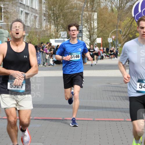 12.04.2026 - 45. Internationalen Wilhelmsburger Insellauf Strokosch-Dieckow http://msf.ph/oto/9469508 12.04.2026 12:50:23 Ziel 5527, 4505, 5146 meine-sportfotos.de