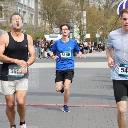 12.04.2026 - 45. Internationalen Wilhelmsburger Insellauf Strokosch-Dieckow http://msf.ph/oto/9469518 12.04.2026 12:50:24 Ziel 5527, 4505, 5146 meine-sportfotos.de