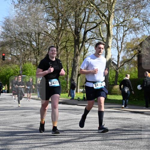 12.04.2026 - 45. Internationalen Wilhelmsburger Insellauf J. Mangold http://msf.ph/oto/9469519 12.04.2026 11:17:29 Ziel 2597, 4136, 2419, 2420, 2312, 2241, 5309, 3944, 5309, 3944, 3398, 2807, 4191, 4786, 3435, 2240, 5700, 4902, 4918 meine-sportfotos.de