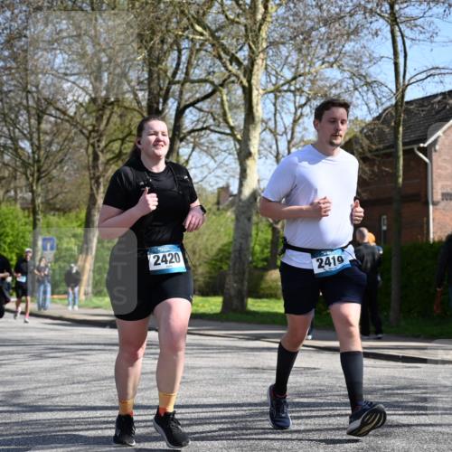 12.04.2026 - 45. Internationalen Wilhelmsburger Insellauf J. Mangold http://msf.ph/oto/9469531 12.04.2026 11:17:30 Ziel 2597, 4136, 2419, 2420, 2312, 2241, 5309, 3944, 3398, 3398, 2807, 4191, 4786, 3435, 2240, 5700, 4902, 4918 meine-sportfotos.de