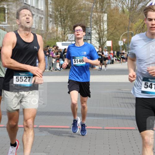 12.04.2026 - 45. Internationalen Wilhelmsburger Insellauf Strokosch-Dieckow http://msf.ph/oto/9469536 12.04.2026 12:50:24 Ziel 5527, 4505, 5146 meine-sportfotos.de