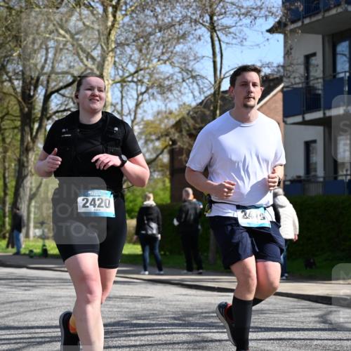 12.04.2026 - 45. Internationalen Wilhelmsburger Insellauf J. Mangold http://msf.ph/oto/9469539 12.04.2026 11:17:30 Ziel 2597, 4136, 2419, 2420, 2312, 2241, 5309, 3944, 3398, 3398, 2807, 4191, 4786, 3435, 2240, 5700, 4902, 4918 meine-sportfotos.de