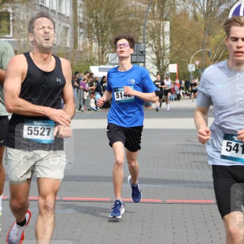 12.04.2026 - 45. Internationalen Wilhelmsburger Insellauf Strokosch-Dieckow http://msf.ph/oto/9469544 12.04.2026 12:50:24 Ziel 5527, 4505, 5146 meine-sportfotos.de
